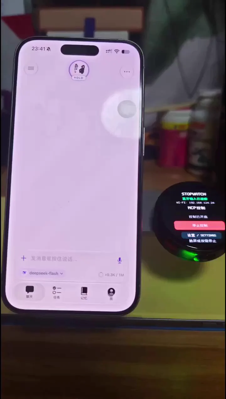 haoran.cv | 公众号:独立开发 (@hr98w) — 不用 Mac,不用 PC,甚至不用数据线,iPhone 上的 Agent 直接操作手机 今天给 ESP32 加上了无线操作手机的能力,有点豆包手机的感觉了,只能说是很酷但无用 这次让他点了个外卖,过程中它还顺手选了免餐具